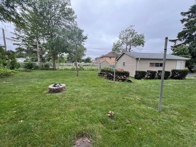 Building Photo - 1704 E Greenleaf Ave