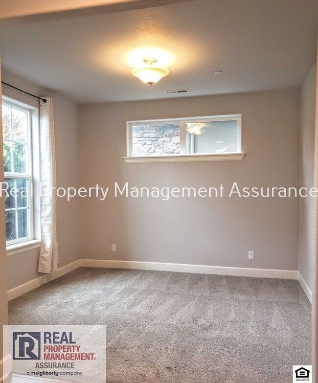 Foto del edificio - Astounding 2200sq ft 3bd/2.5ba Home Locate...