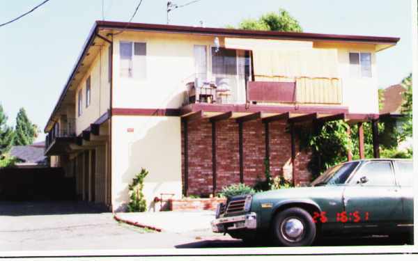 Building Photo - Red Oak Apartments