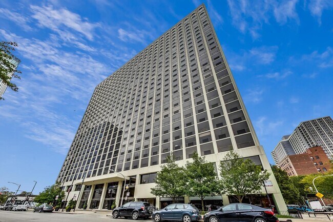 Building Photo - 4343 N Clarendon Ave