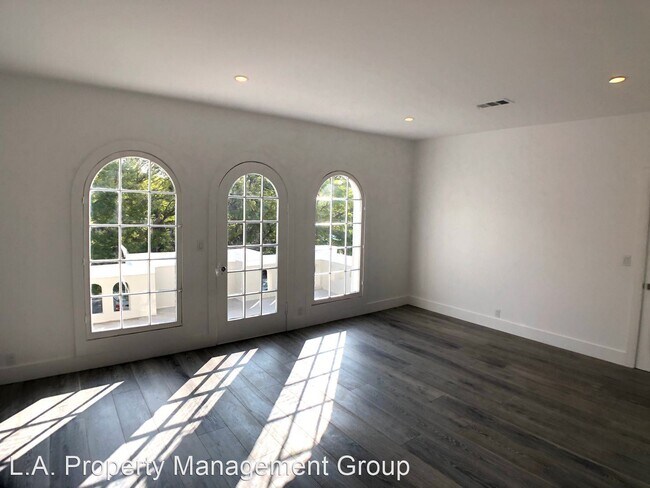 Building Photo - 807 N Croft Ave