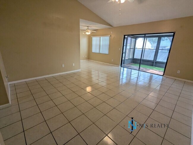 Building Photo - Large 2/2/1 in Jasmine Trails with communi...