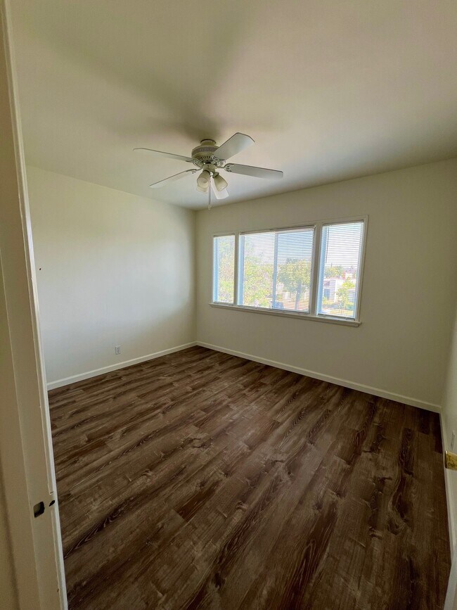 Foto del edificio - 1315 1/2 E Broadway
