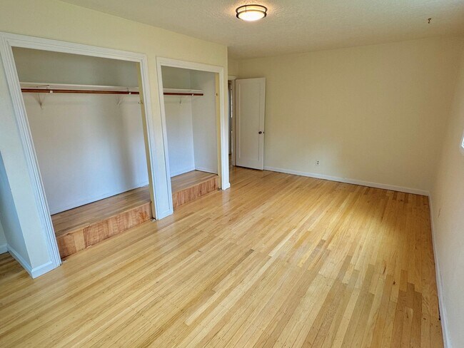 Foto del edificio - North Tabor 3-Story Bungalow with A/C, Det...