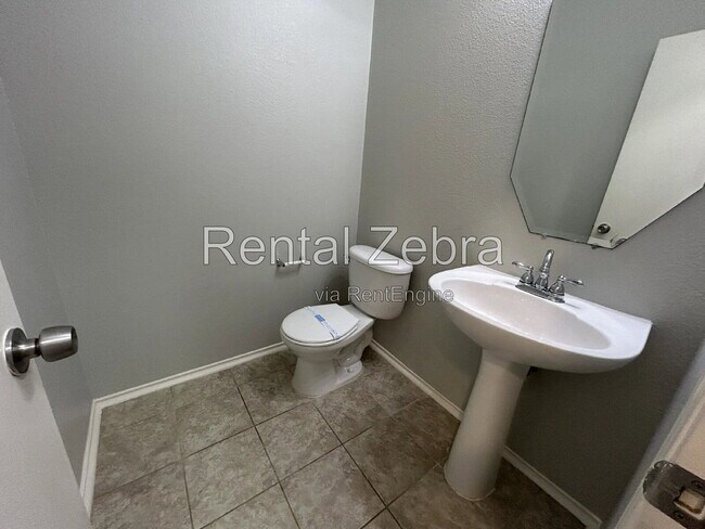 Foto del edificio - 409 Flowering Plum Ln