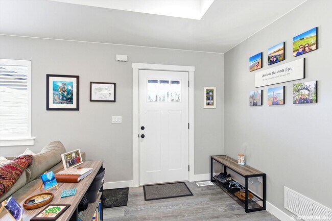 Building Photo - Aurora Heights Ranch