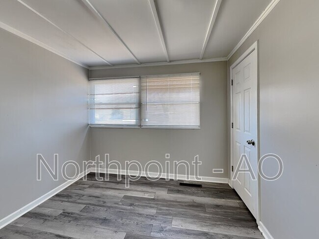 Building Photo - 6108 N Charlotte St