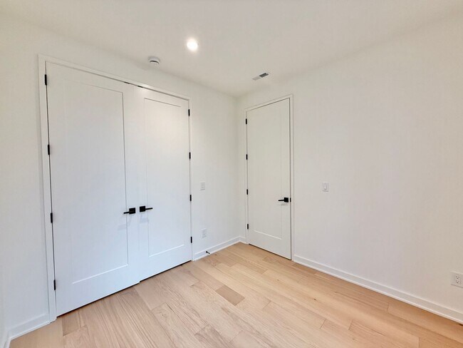 Foto del edificio - Luxurious New Construction 4BD, 2.5BA Raleigh Townhome with a Rooftop Terrace in a Prime Location...