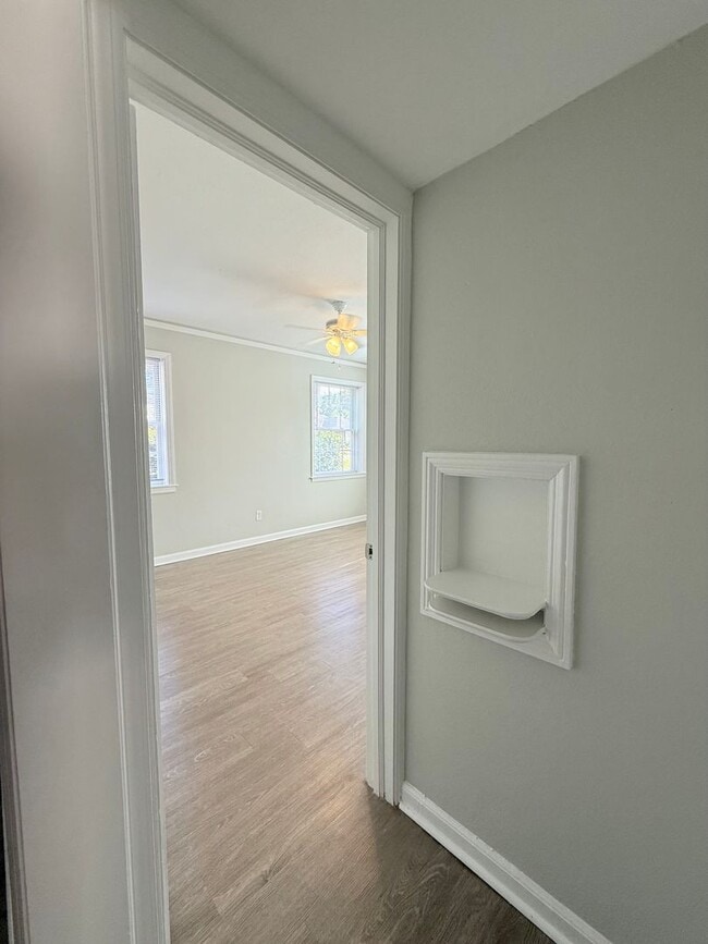 Foto del edificio - Downstairs Unit - Next to Habersham Village!