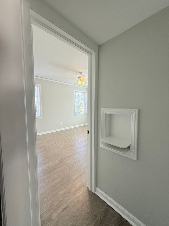 Building Photo - Downstairs Unit - Next to Habersham Village!