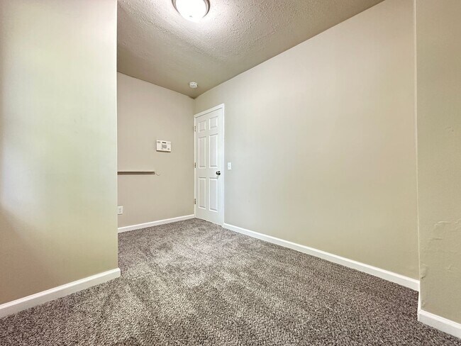Building Photo - Beautiful 3 Bedroom Home Available!