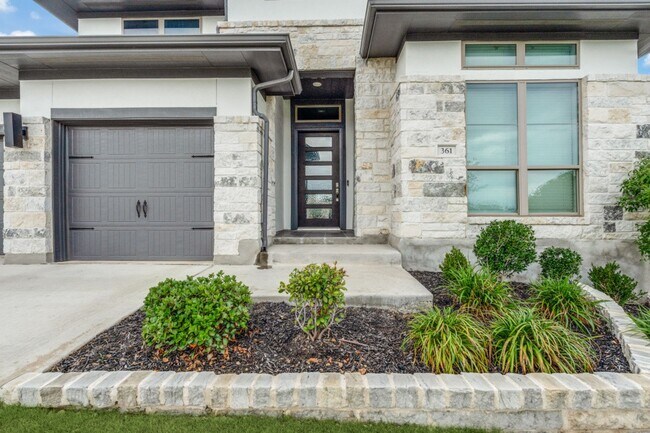 Foto del edificio - Beautiful 4 BR/3.5 bath single-story home ...