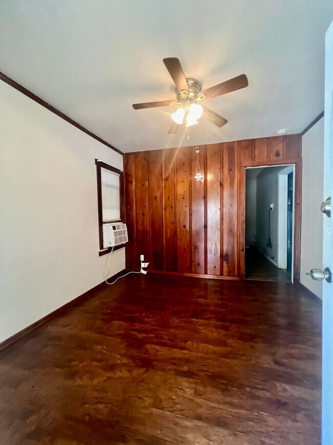 Foto del edificio - 1322 W Mayfield Blvd