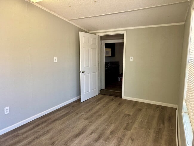 Foto del edificio - Move In Special: Half off the first month's rent with a 14-month lease.  Updated Rear Unit