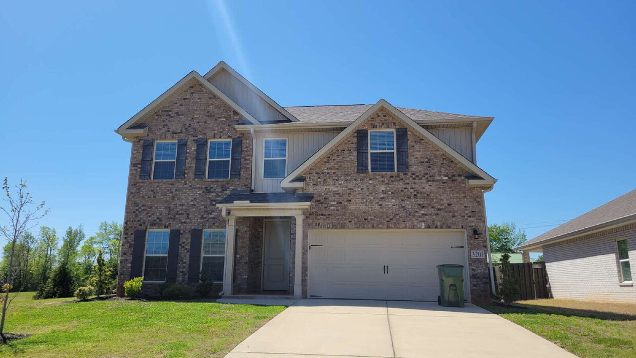 Foto principal - "Spacious 4-Bedroom Retreat with Modern Gr...