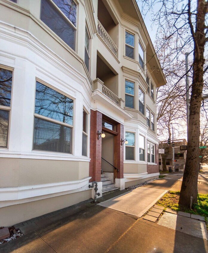 Primary Photo - Delmont - 1 bedroom + den