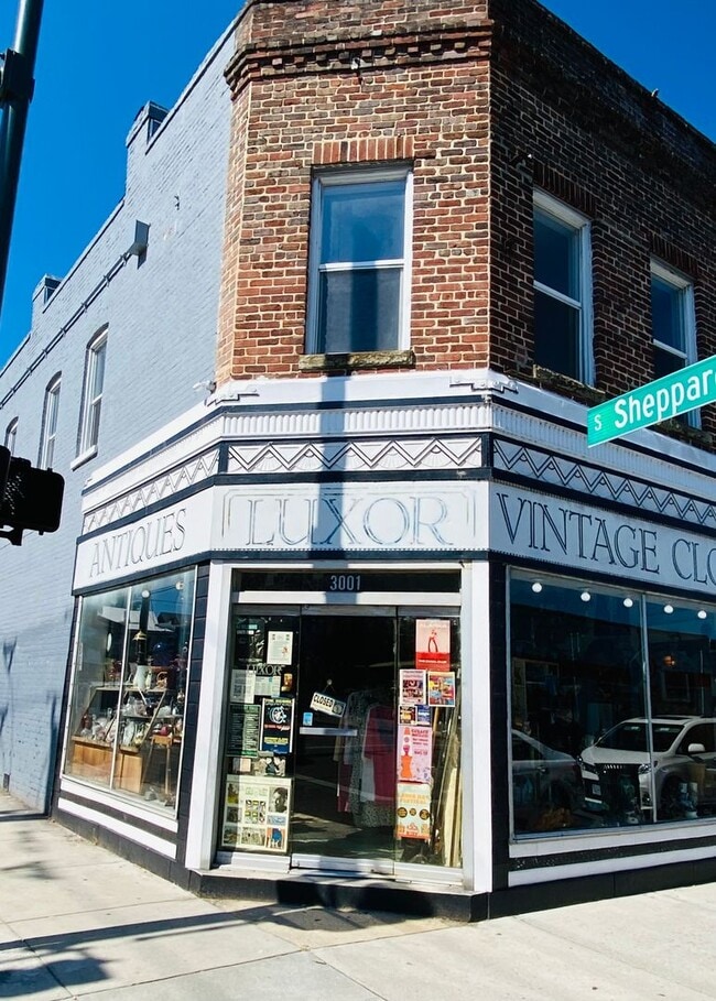 Building Photo - 3001 W Cary St