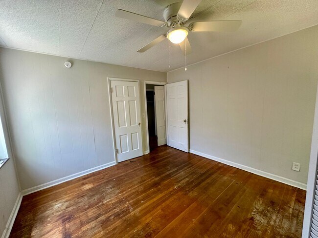 Building Photo - Westwood- Cozy 3 bedroom 1 bath