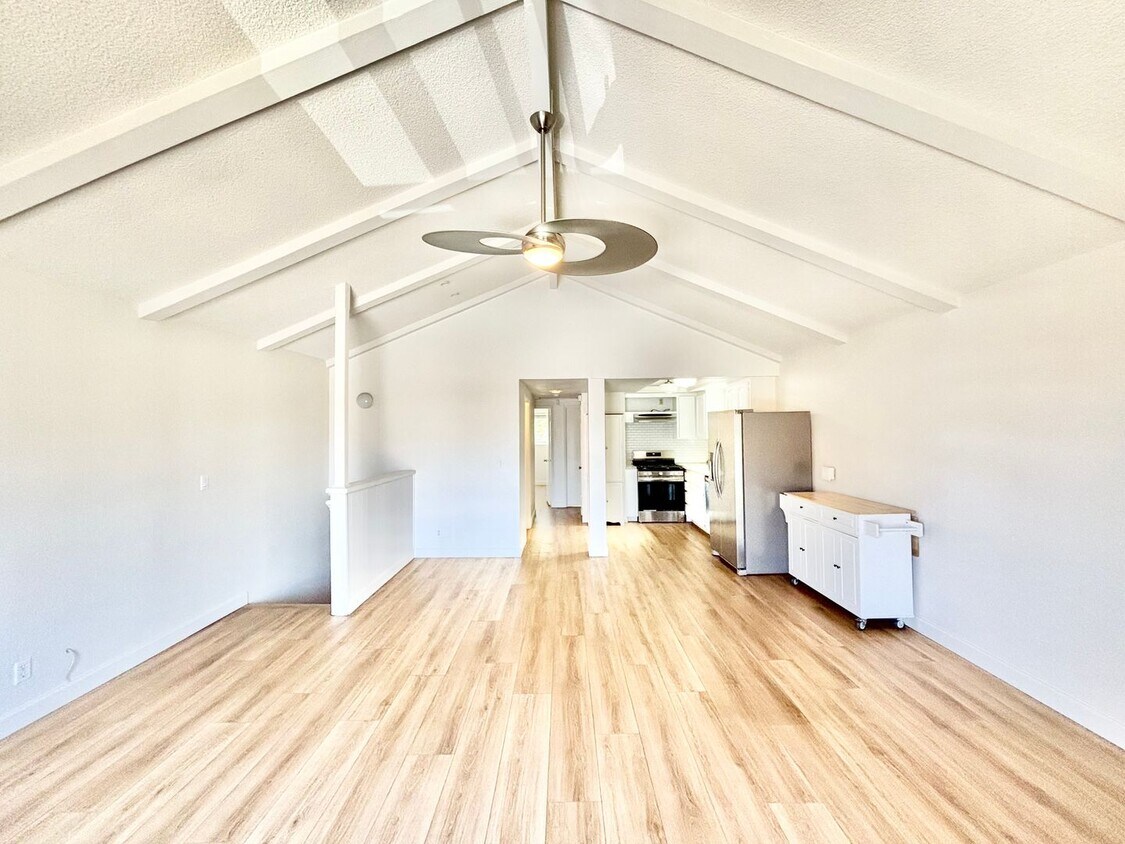 Foto principal - Oxnard | UPDATED | 2 Bed + 1 Bath- Upper u...