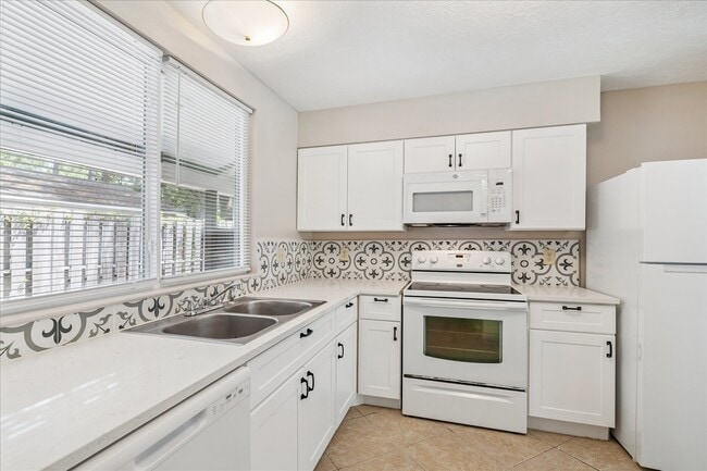 Building Photo - 1308 E Red Cedar Cir