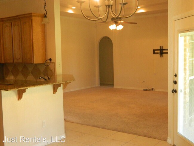 Building Photo - 4 br, 2.5 bath House - 417 Wrought Iron Dr