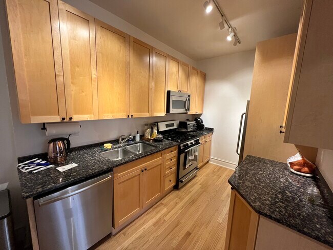 Building Photo - 836 W Lakeside Pl