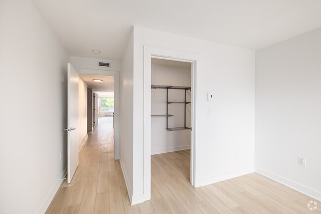 L'Appartement
REMI RELIEF/レミ レリーフ　HOODIE 5-7 Park P'ace, Westmount, QC H3Z 2K4 Apartments - 5-7 Park