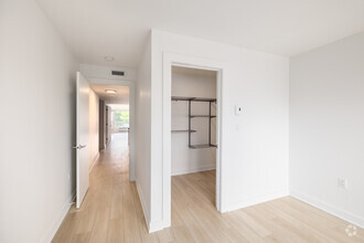 Interior Photo - 5120 Earnscliffe