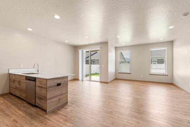 Building Photo - Maplewood Villas