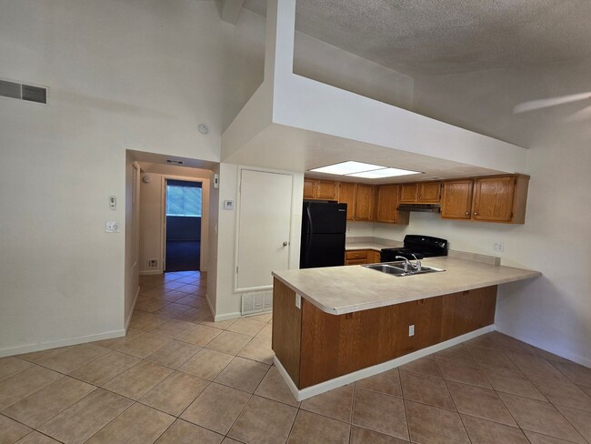 Building Photo - 1 Bed 1 Bath Spacious Apartment