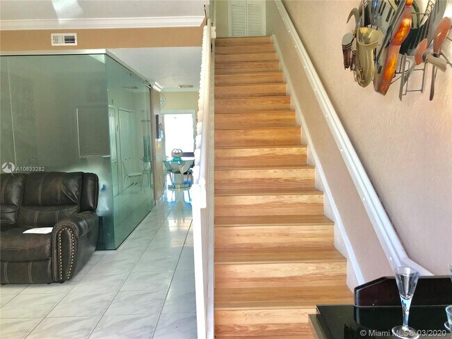 Foto del edificio - 9837 W Okeechobee Rd