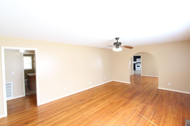 Building Photo - New On The Market!! - Large 3 Bedroom 2 Ba...