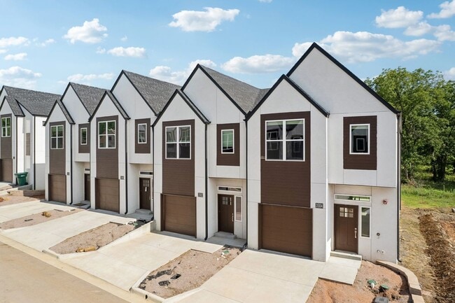 Actual Biulding - 3405 Redbud Ln