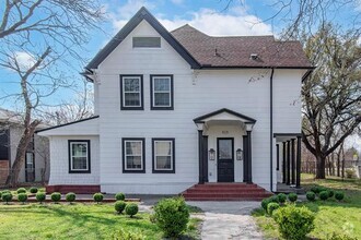 Building Photo - 818 S Travis St