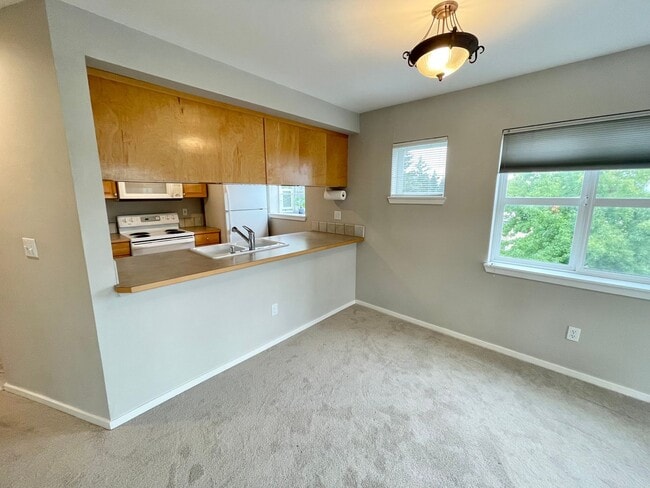 Foto del edificio - Two-Bedroom Top Floor Corner Unit Condo in...