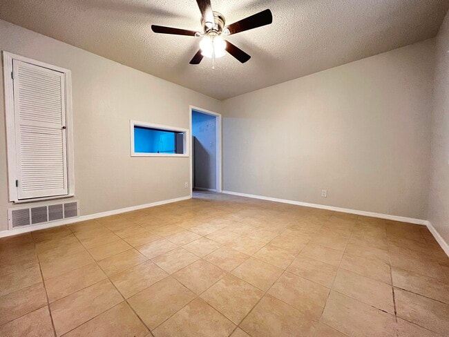 Foto del edificio - 647 Soya Dr