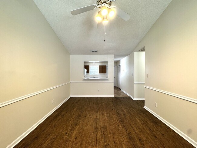 Foto del edificio - Adorable Duplex- Fenced Yard!