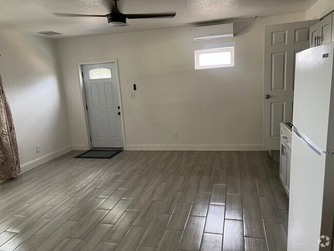 Building Photo - 1809 Barksdale Dr