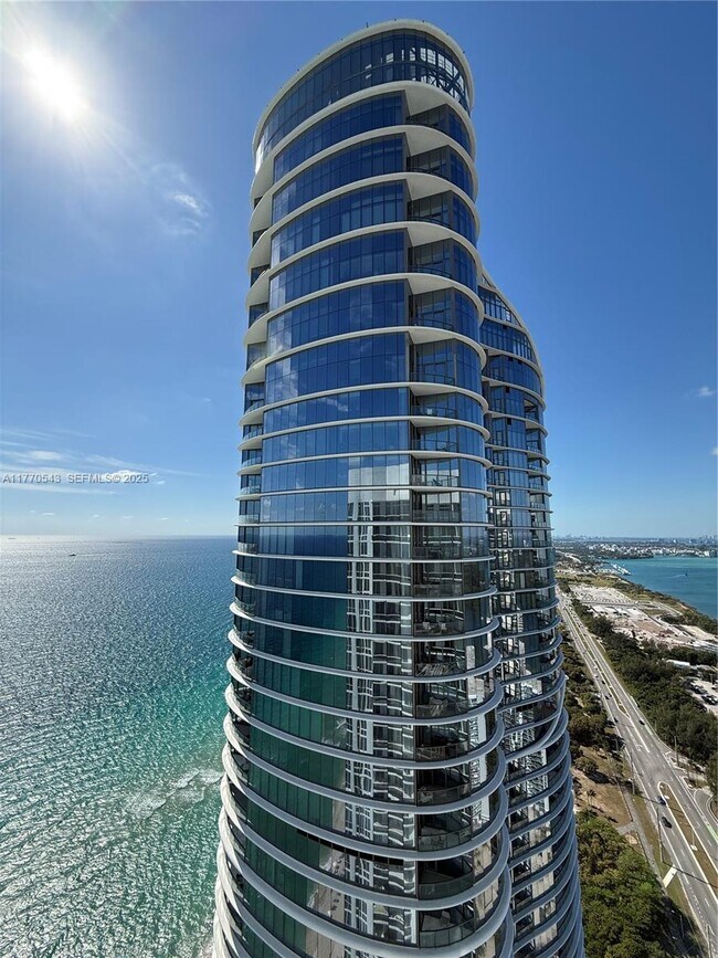 Foto del edificio - 15811 Collins Ave