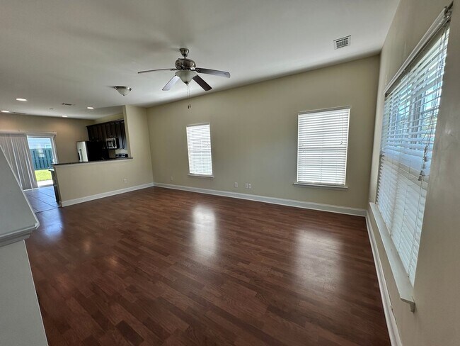 Foto del edificio - 4 Bedroom/ 2.5 Bath- Fenced in Back Yard