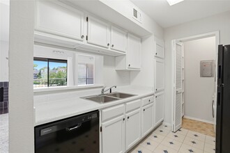 Building Photo - 2025 Augusta Dr