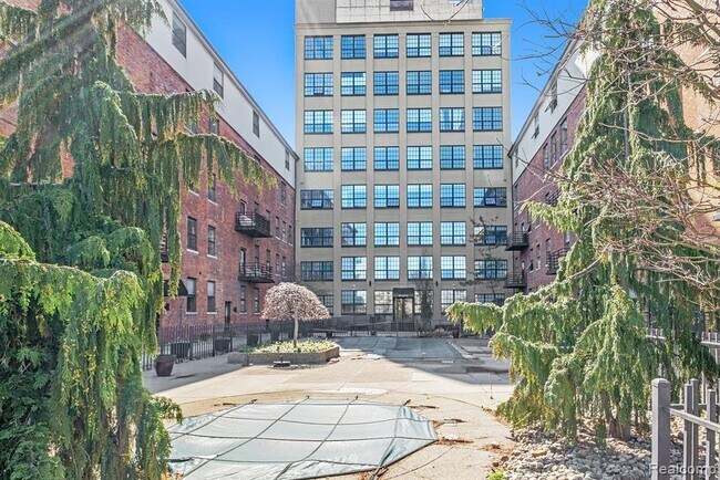 Foto del edificio - 6533 E Jefferson Ave