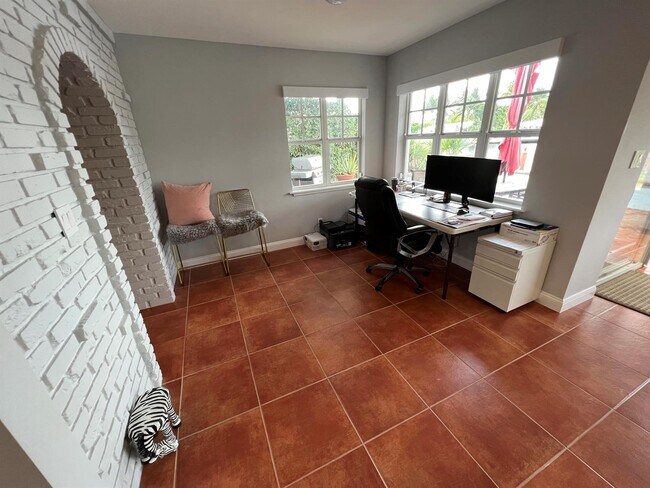 Building Photo - 1653 Poinsettia Dr