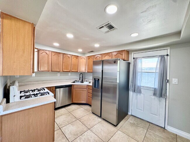 Building Photo - Adorable 3BD Vintage Henderson Home w/ Mod...