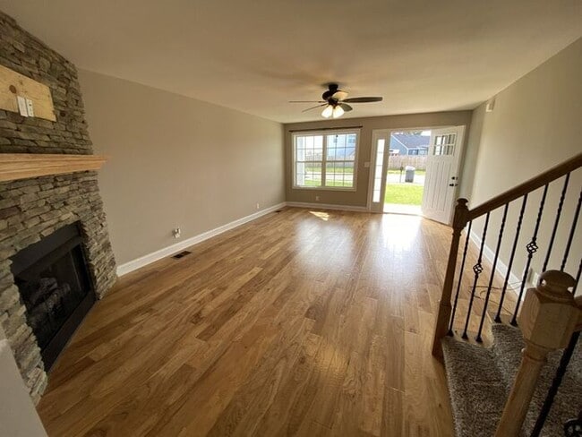 Building Photo - Like Brand New 5 Bedroom Home with GORGEOU...