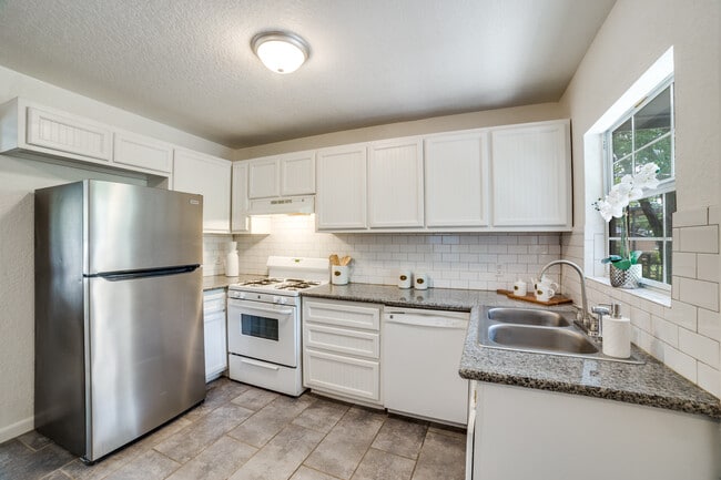 Building Photo - 114 Oxford Dr