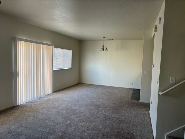 Building Photo - Conveniently Located Next to Light Rail an...