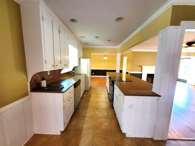 Foto del edificio - Lots of Space And Large Lot.