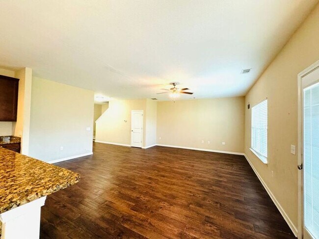 Foto del edificio - 210 Calm Oaks Cir