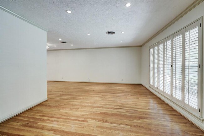 Building Photo - 7501 Briar Rose Dr